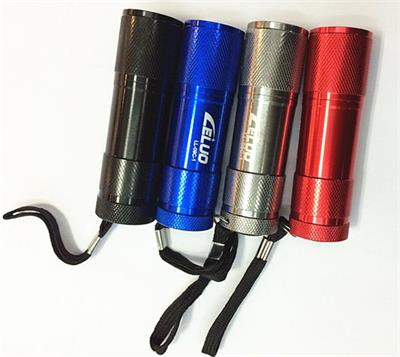 9LED手电筒。有黑色，红色，蓝色和枪色。使用三节AAA电池2