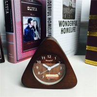 简约三角造型木纹台钟 办公室卧室床头时钟