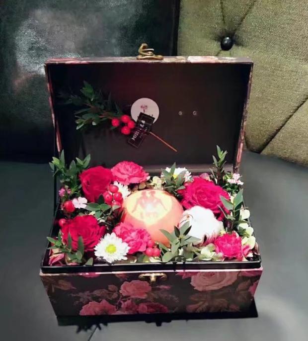 European garden wedding gift box box box portable suitcase three sets of flowers5