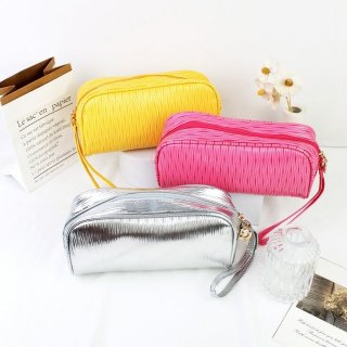 新款高颜值时尚银色手提拉链便携化妆包大容量收纳包